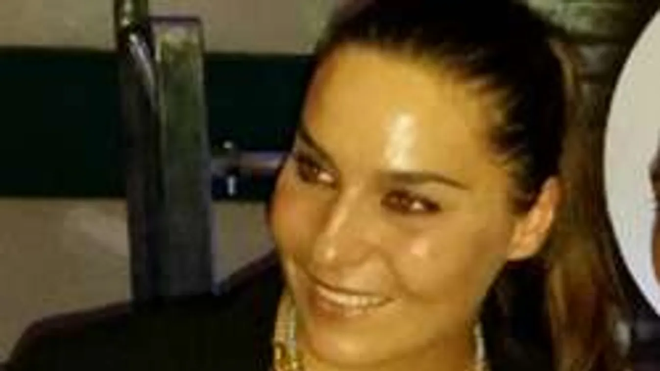 Horror a repülőn! Utastársában tartotta a lelket a magyar énekesnő!