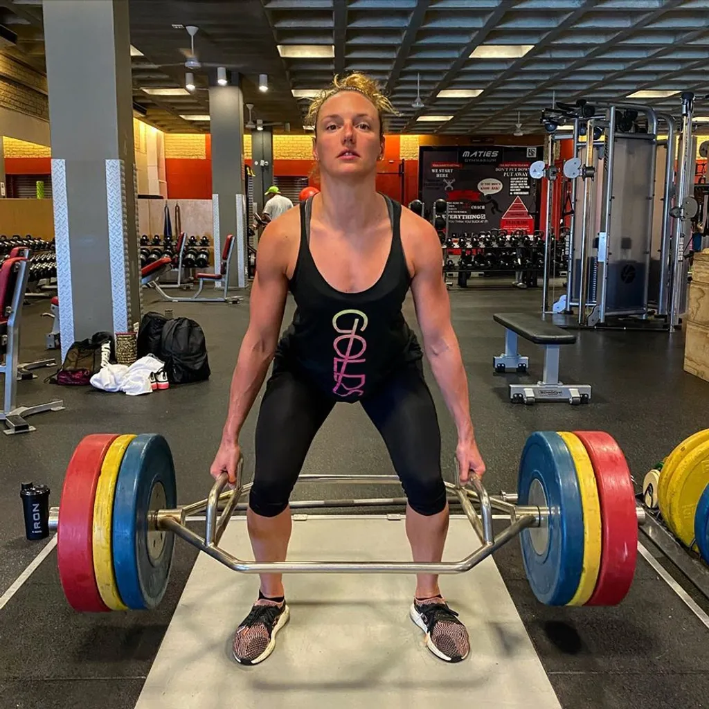 December: Edző nélkül is hasít Hosszú Katinka. A bajnoknő szakított mesterével, Petrov Árpáddal, s mostantól maga írja az edzésterveit. A rövidpályás Eb-n így nyert négy aranyat. A karácsonyt dél-afrikai edzőtárborban töltötte.