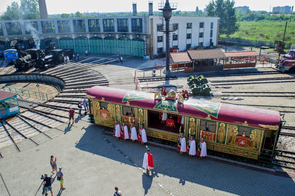 Augusztus 20. - Az egykori Aranyvonat újraépített Szent Jobb-