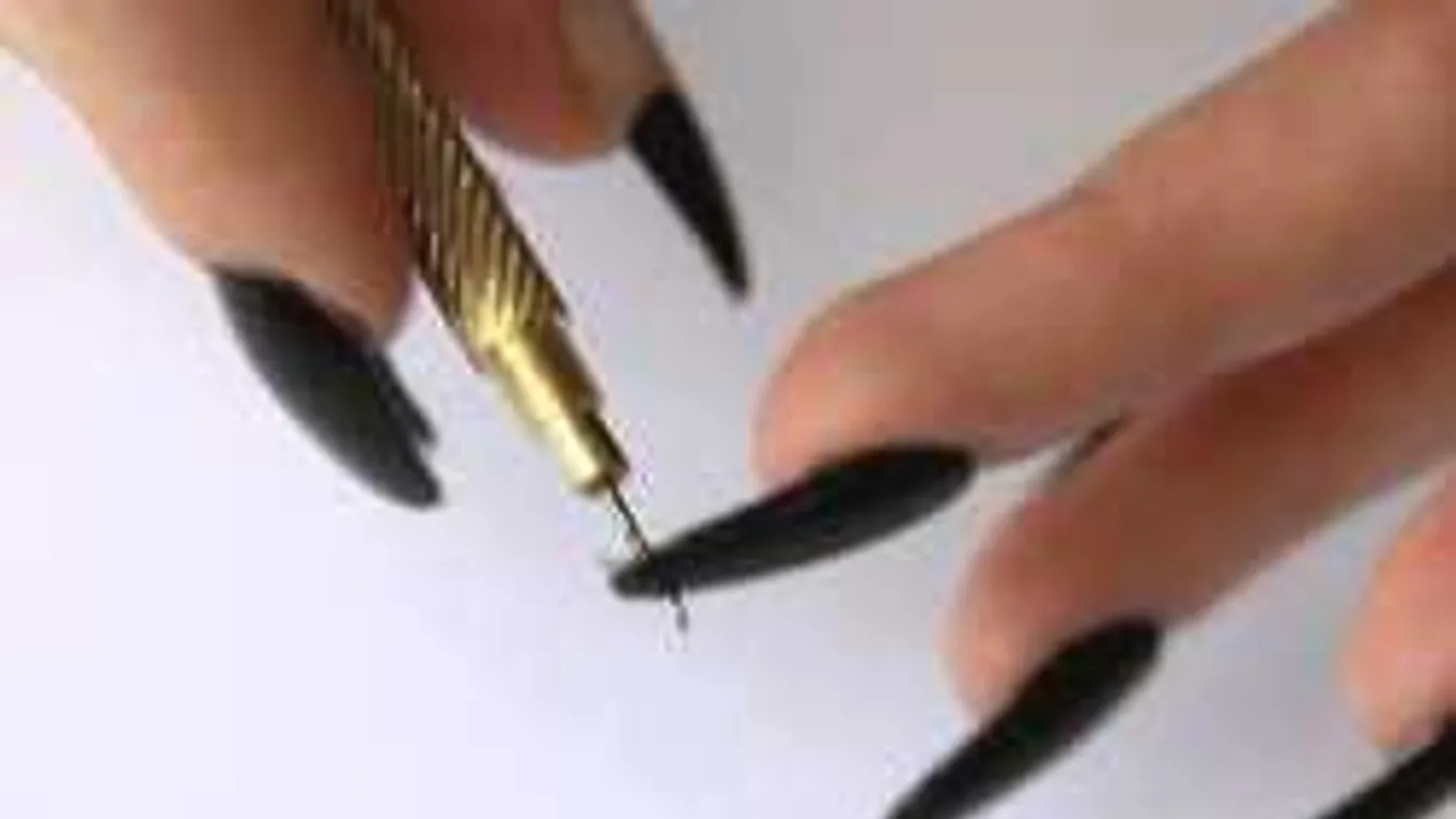 Bizarr új divat: A testnek ezen a pontján még sosem volt piercing