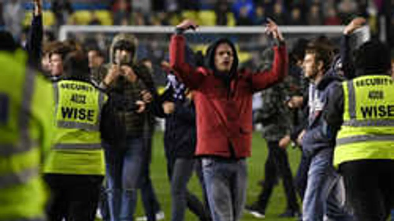 Balhé a pályán, tömegbunyóval zárult a rangadó