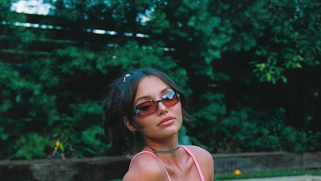 Se bugyi, se más: pucérra vetkőzve fotózták le a ringó mellű álomnőt