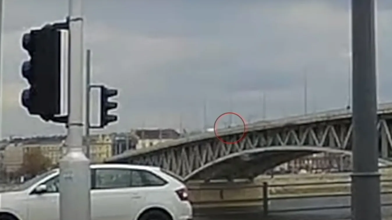 A Dunába esett egy férfi, a rendőrök szedték ki a vízből – Videó