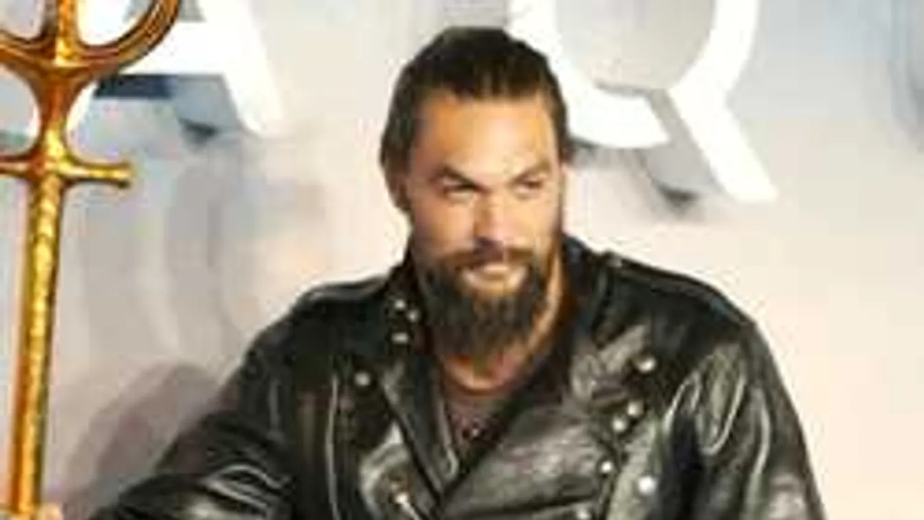 Jason Momoán látszik a budapesti sörözés