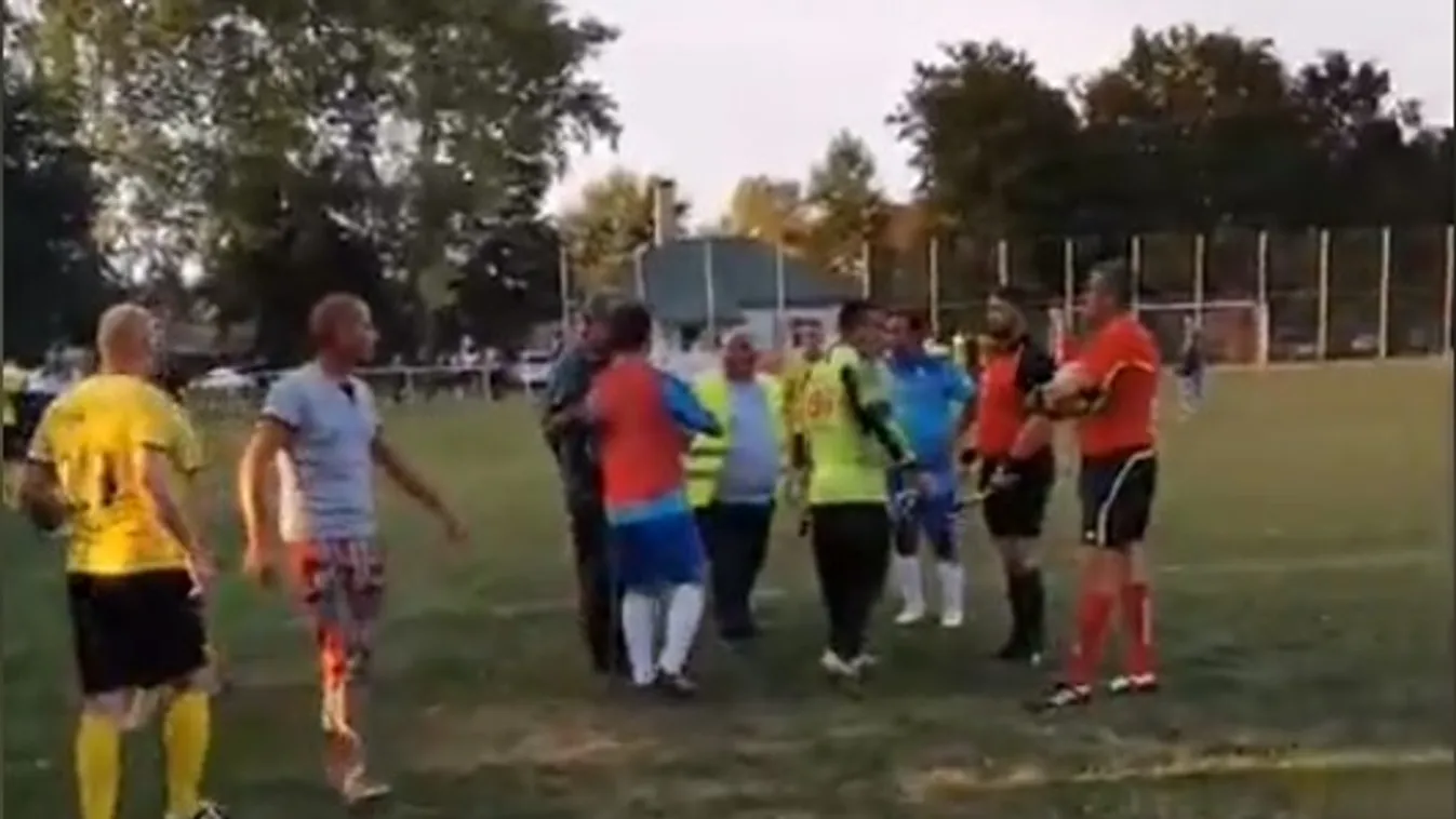 Botrány a falusi focimeccsen, megkergették a magyar riportert