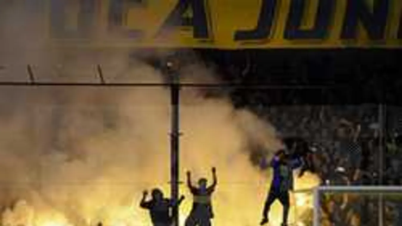 Szűk lyukba szorult be a fociszurkoló