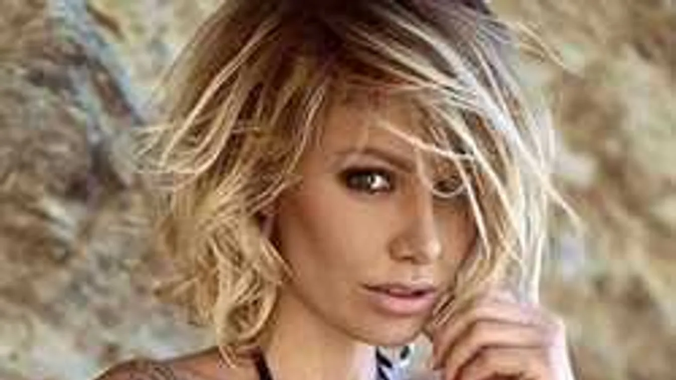 Feszes keblek, az ágyban meztelenkedik a dögös üzletasszony