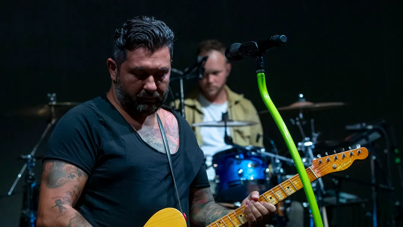 Raktárkoncert: Civil munkán gondolkozott a Magna Cum Laude énekese