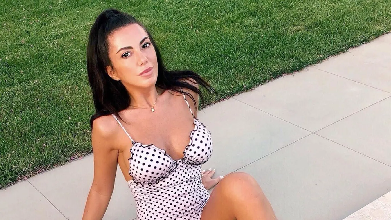 Dögös pózban villant a legjobb fenekű focidrukker lány – Fotók