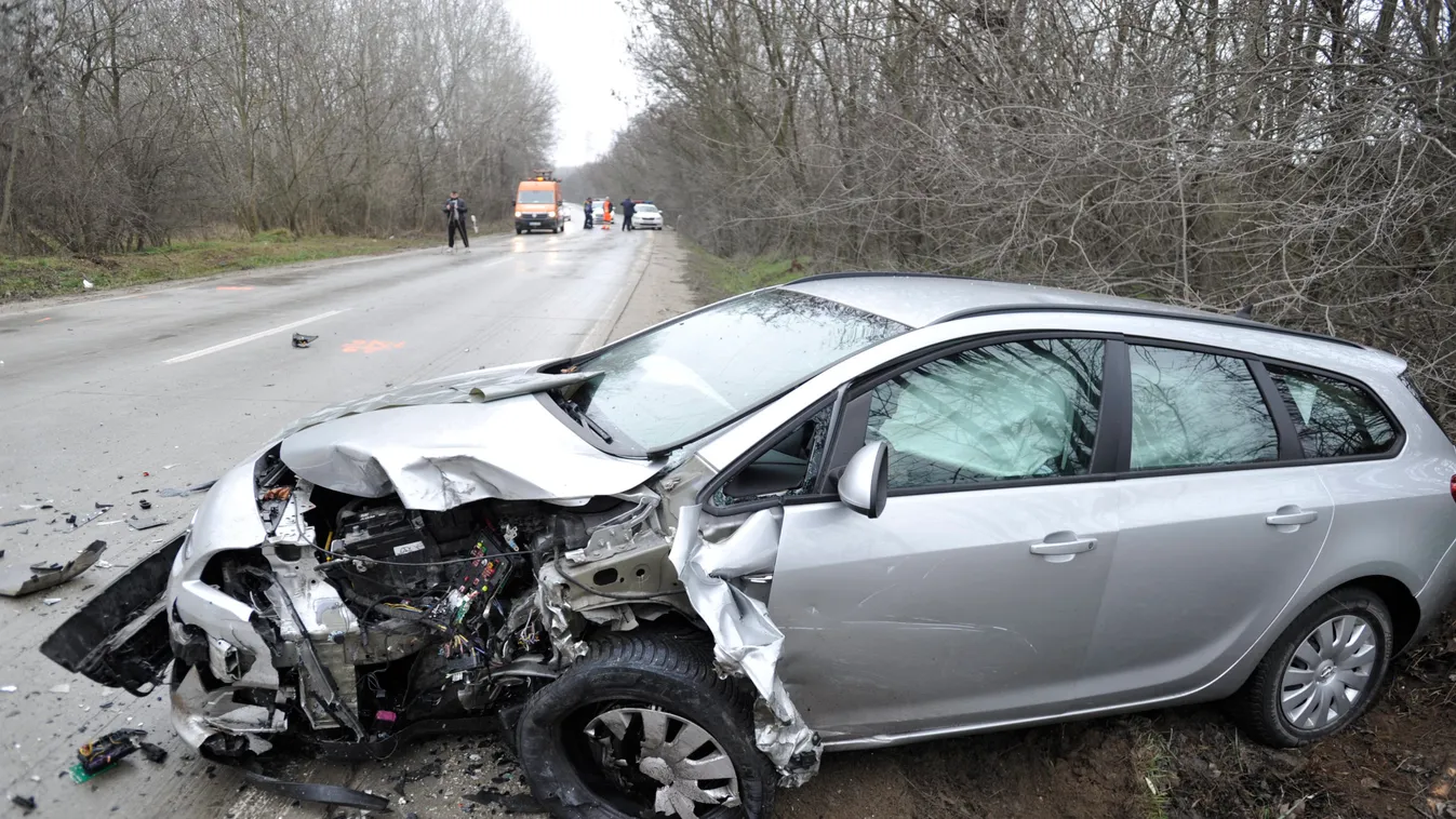 Brutális helyszíni fotók: felismerhetetlenségig roncsolódtak a kocsik a halálos balesetben