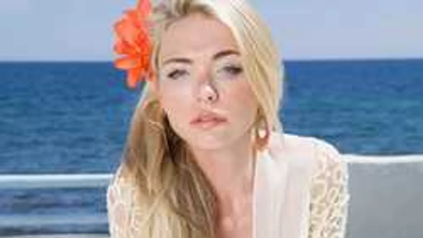 Se bugyi, se más: hétszeres gyönyörben ég a szurkolólány pucér teste