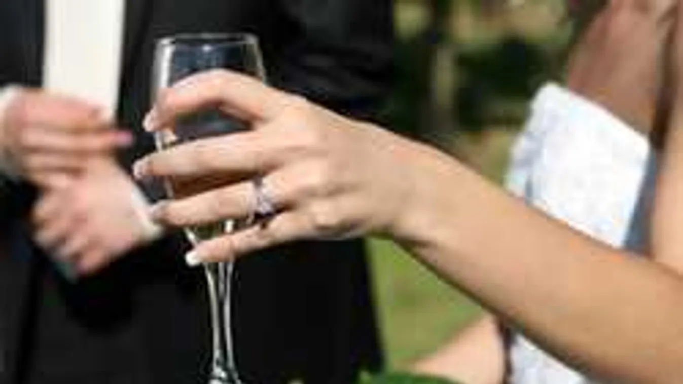 Váratlan bejelenés: férjhez ment ma a magyar énekesnő!