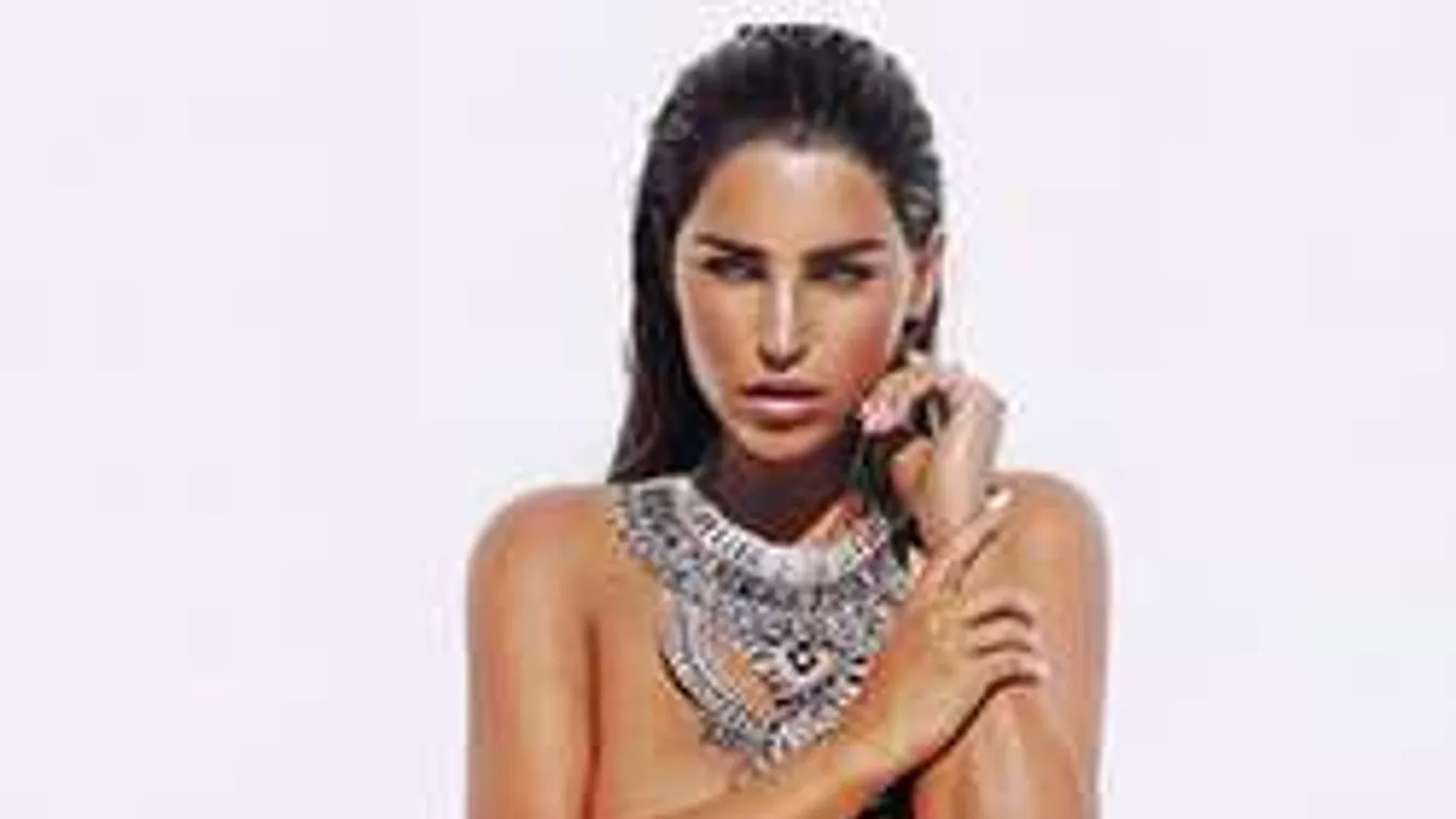 Lenge lepel takarja csak a szexi focistafeleséget