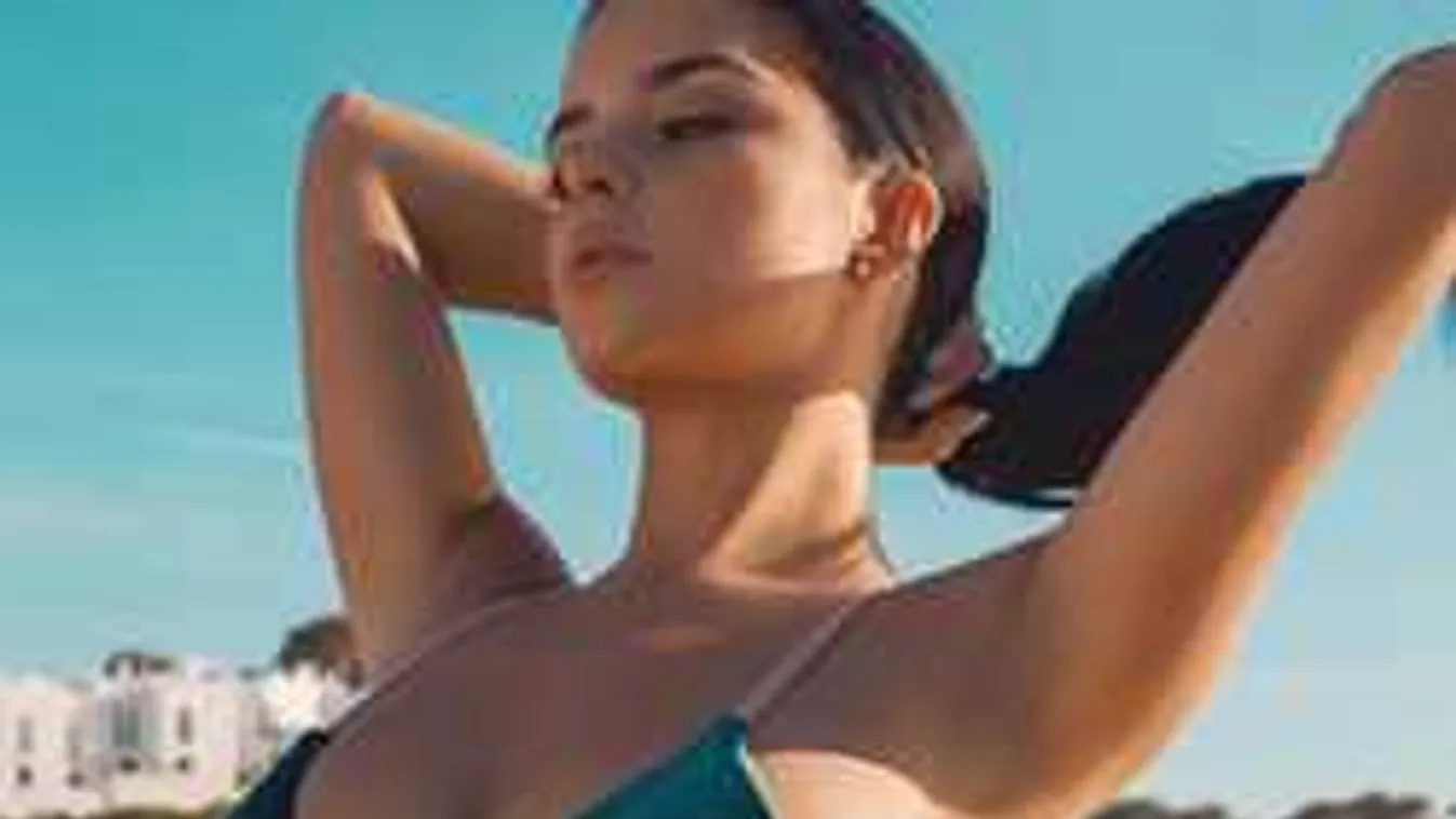 Letolta a bugyiját, alig fedte el vénuszdombját a vadító modell