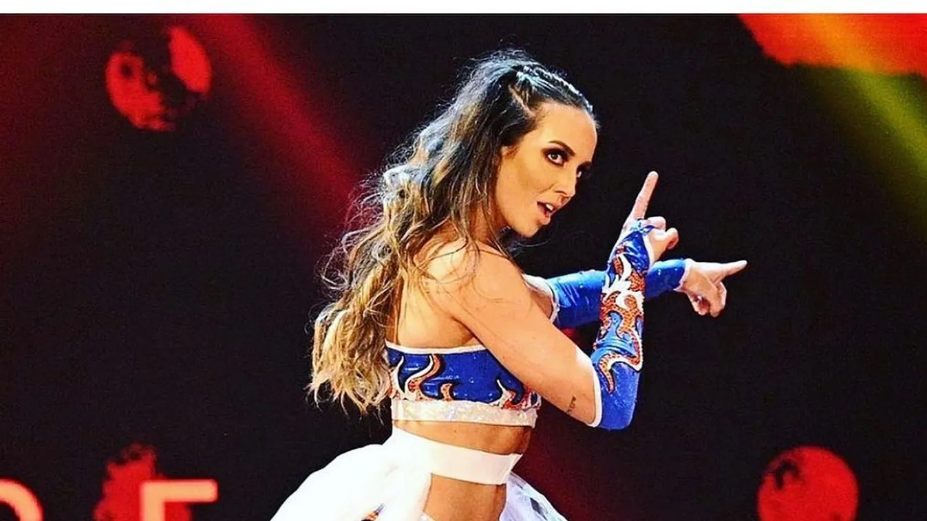 Forró fotó, letolta a bugyiját a világhírű pankrátorlány