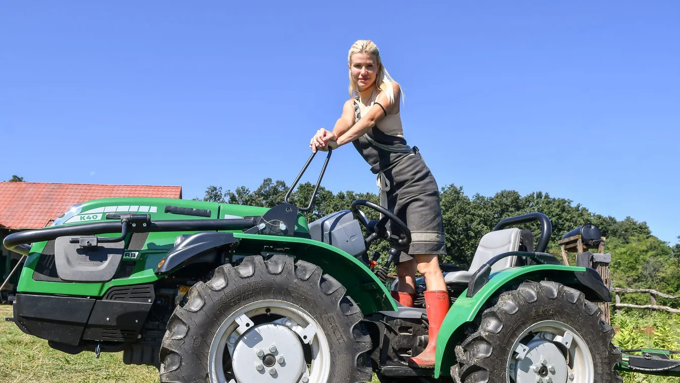 Ez hihetetlen: Traktorra is van jogsija Vasvári Viviennek