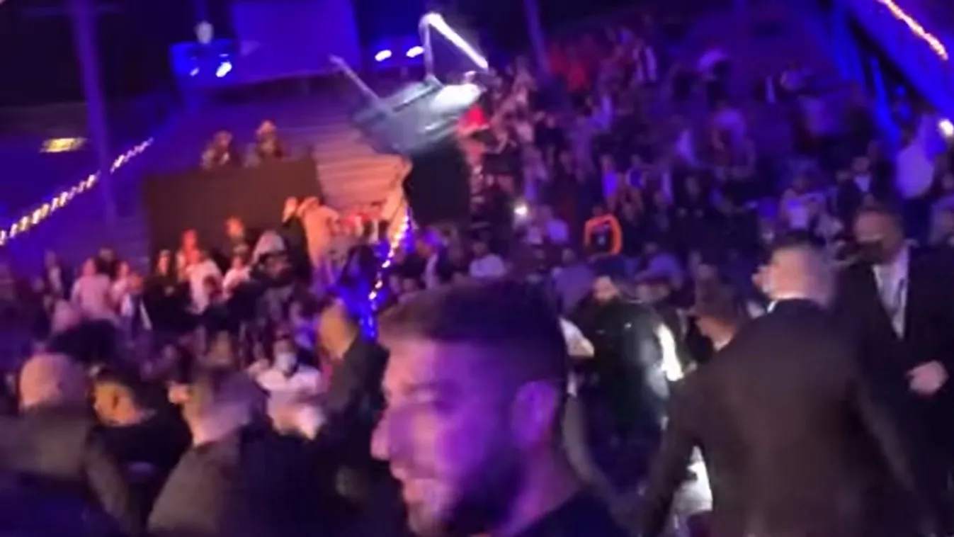 Ököllel és székekkel estek egymásnak a nézők, videón az óriási tömegbunyó