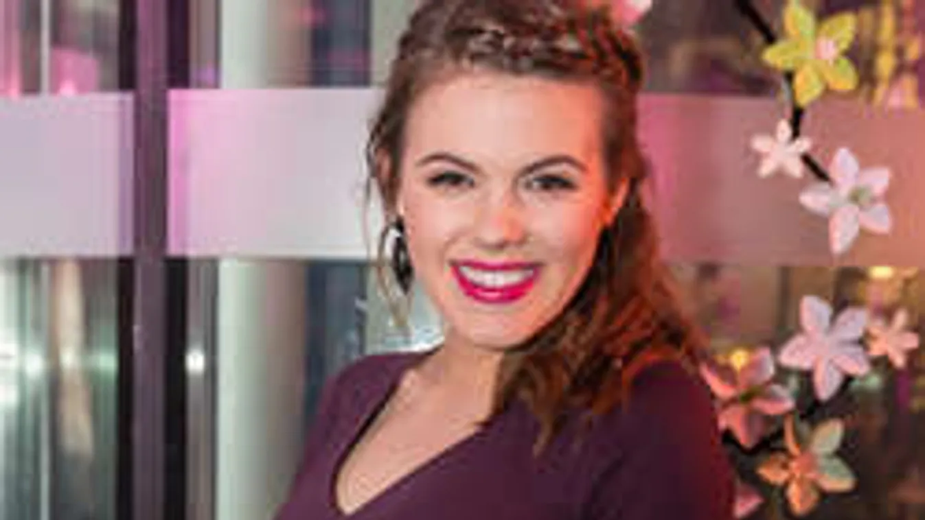 Így várja babáját Csobot Adél