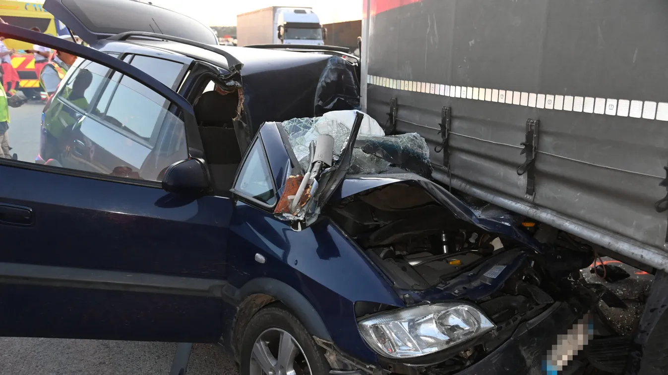 Drámai fotók: 40 éves férfi vesztette életét az M0-son egy tömegbalesetben