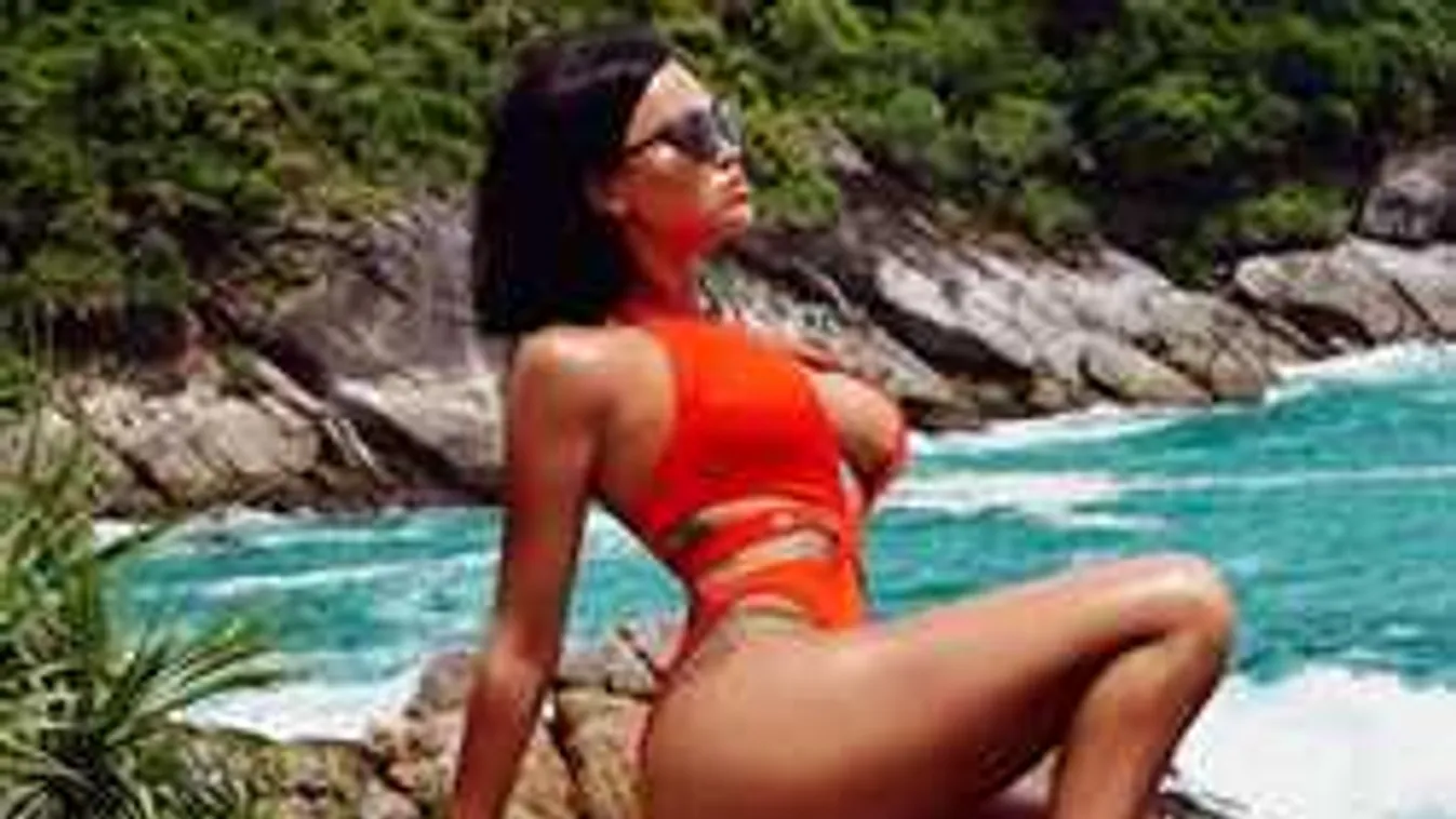 Félrehúzta a tangát, hátulról fotózták a térdelő bombázót