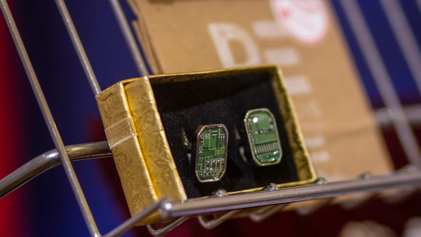 Találós kérdés: miből készült ez az ékszer?