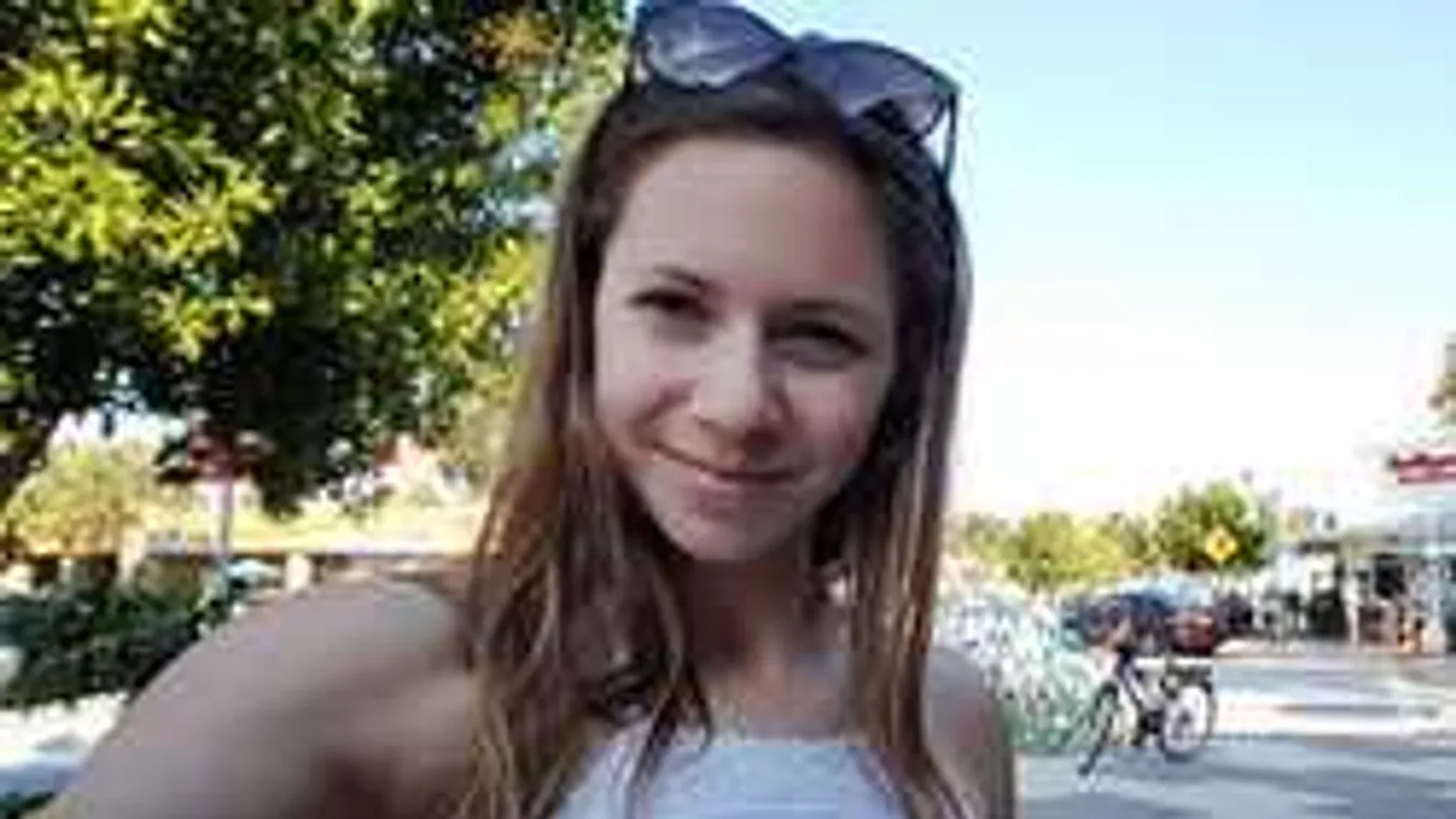 Ezt látnod kell, Kapás Bogi bikiniben élvezi a habokat