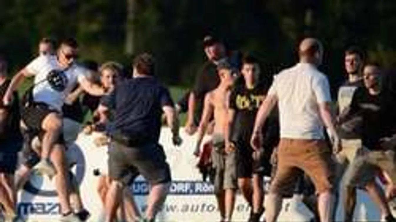 Huligánroham! A pályán ütötték egymást a szurkolók - videó