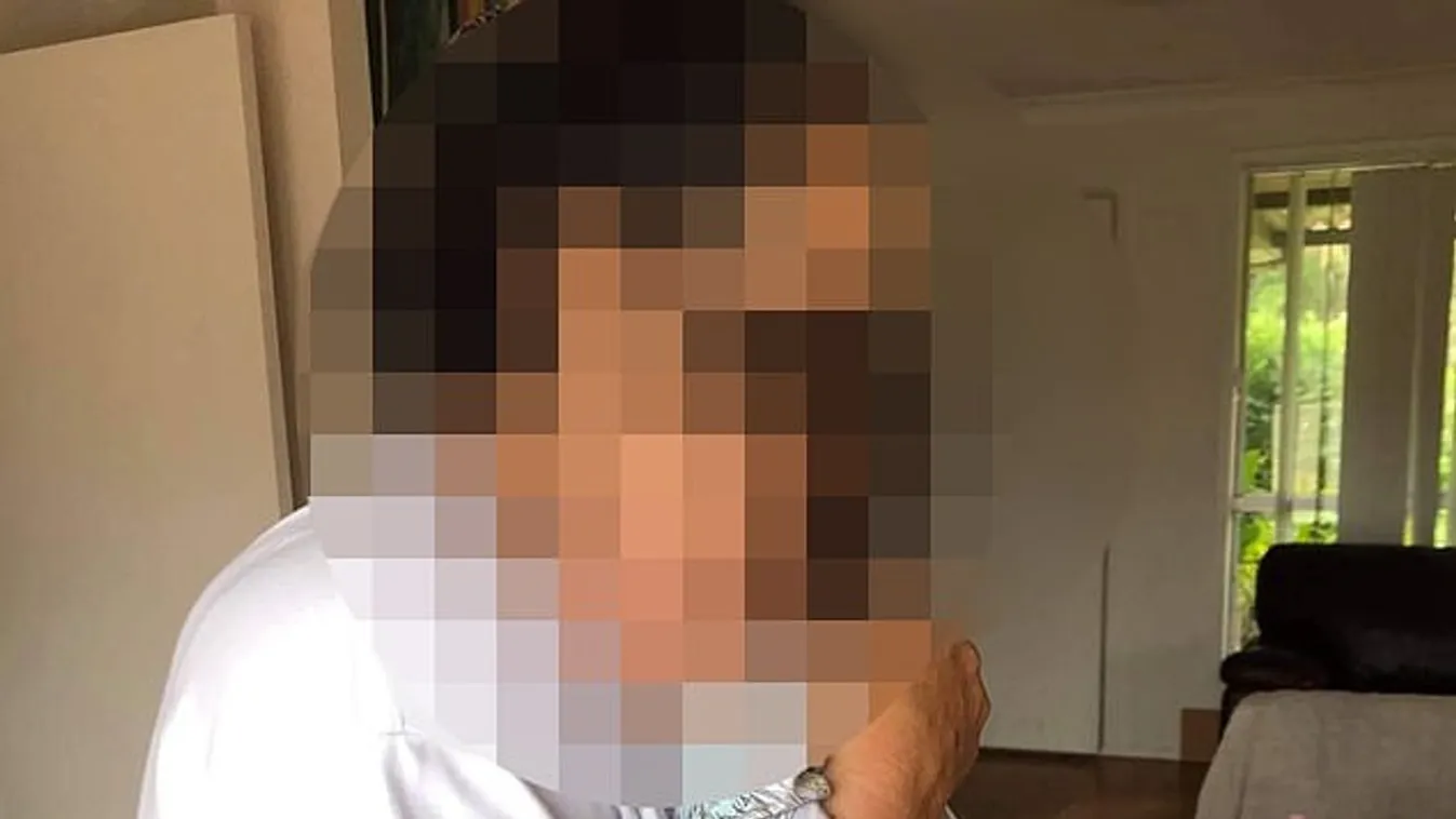 Édesanyja tartja kezében kisbabáját