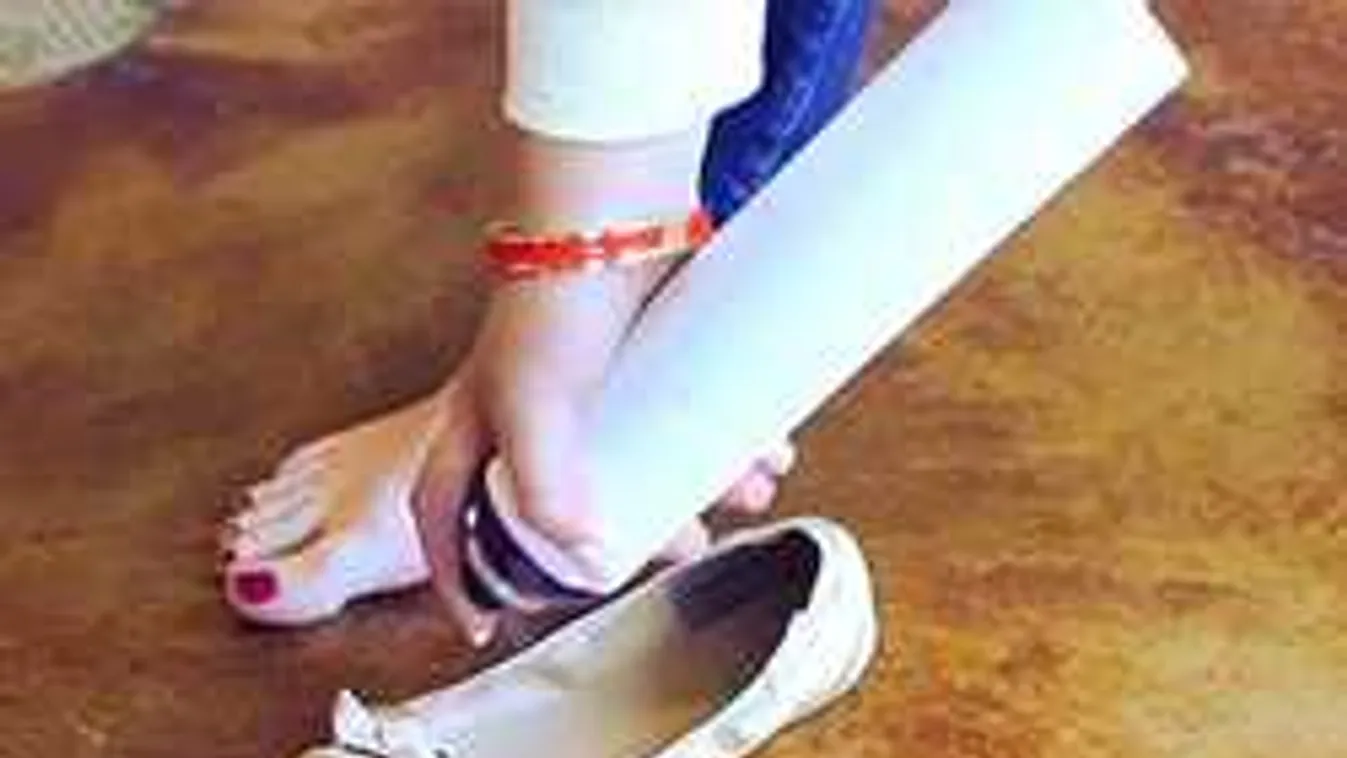 Tuti tipp csajoknak! Fújj hajlakkot a cipődbe és...