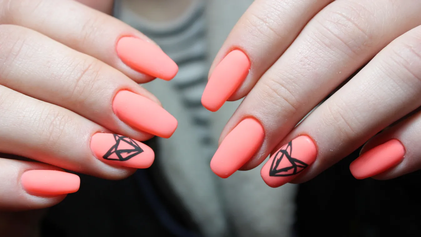 Manicure design orange geometry
