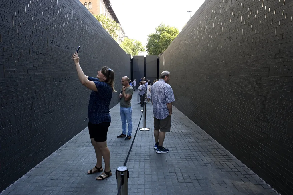 Augusztus 20. - Az Összetartozás emlékhelyének átadása