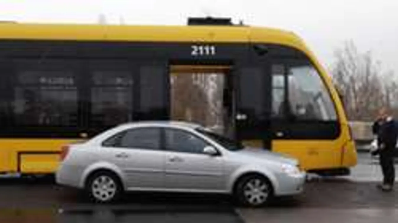 Káosz az utakon: belecsúszott az 1-es villamosba egy autó - Fotó