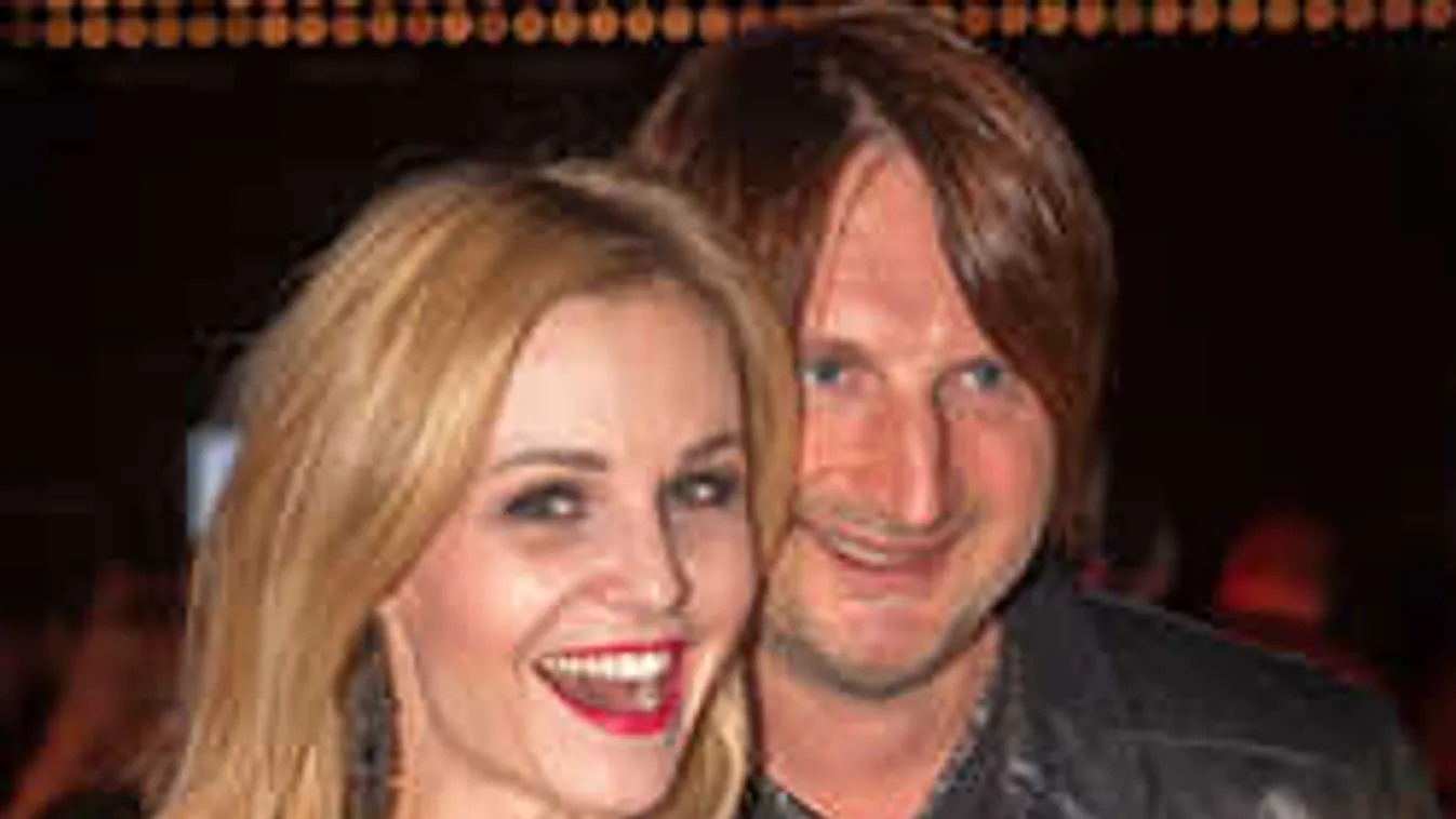 Bikiniben mutatta meg formás keblét a magyar sztár felesége