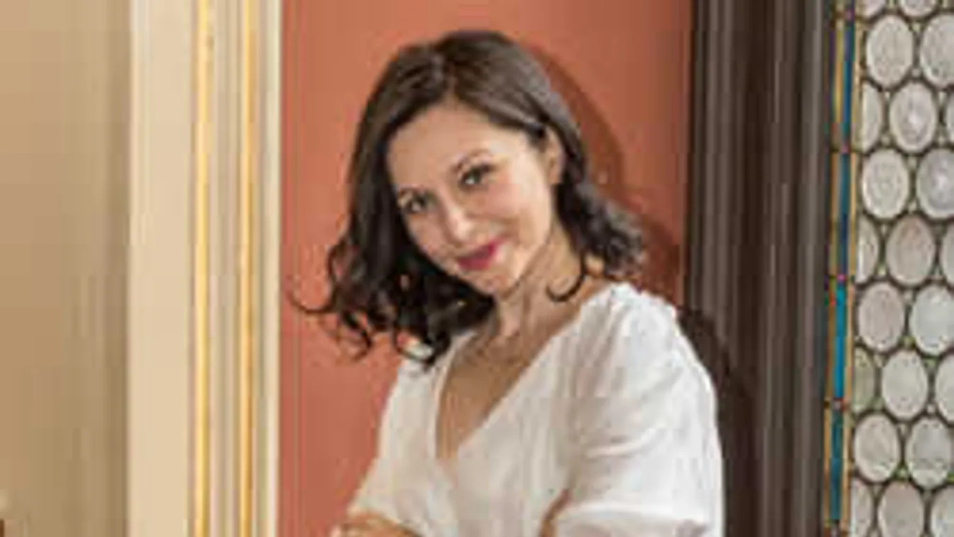 Hoppá, külföldre szökött a gyönyörű magyar énekesnő