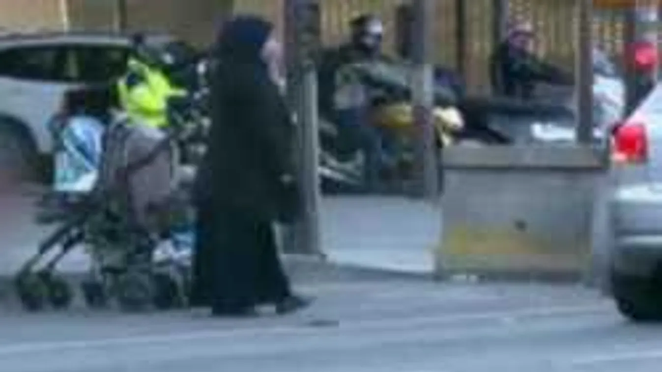 Szír menekültként koldulnak a román asszonyok Párizsban