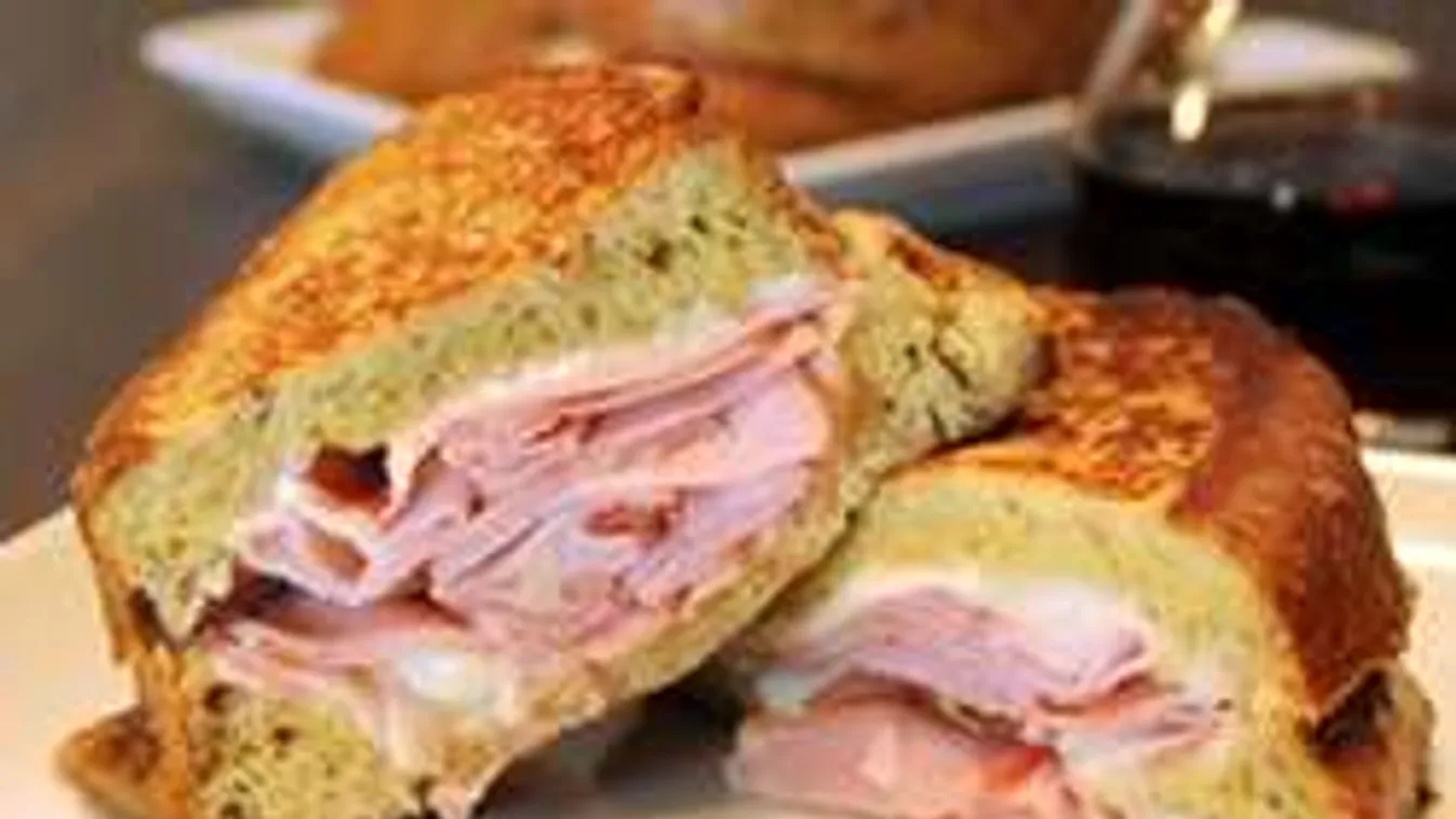 A hétvége nagy durranása: töltött lett a bundás kenyér