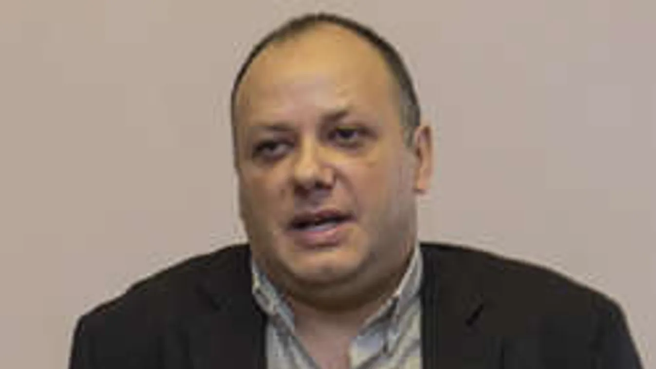 A pénz miatt költözik vissza családjához Damu Roland!