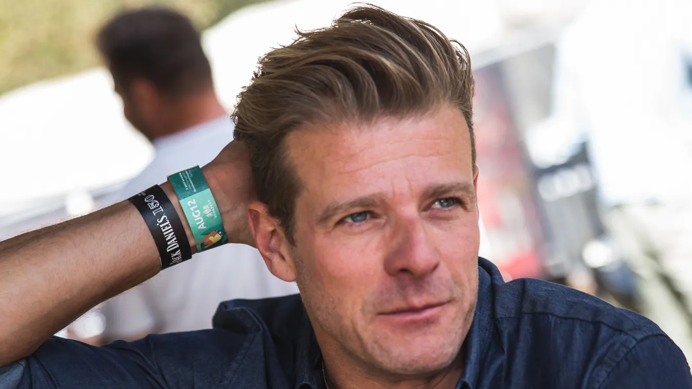 Olyan fotó került elő Kamarás Ivánról, hogy a fal adja a másikat