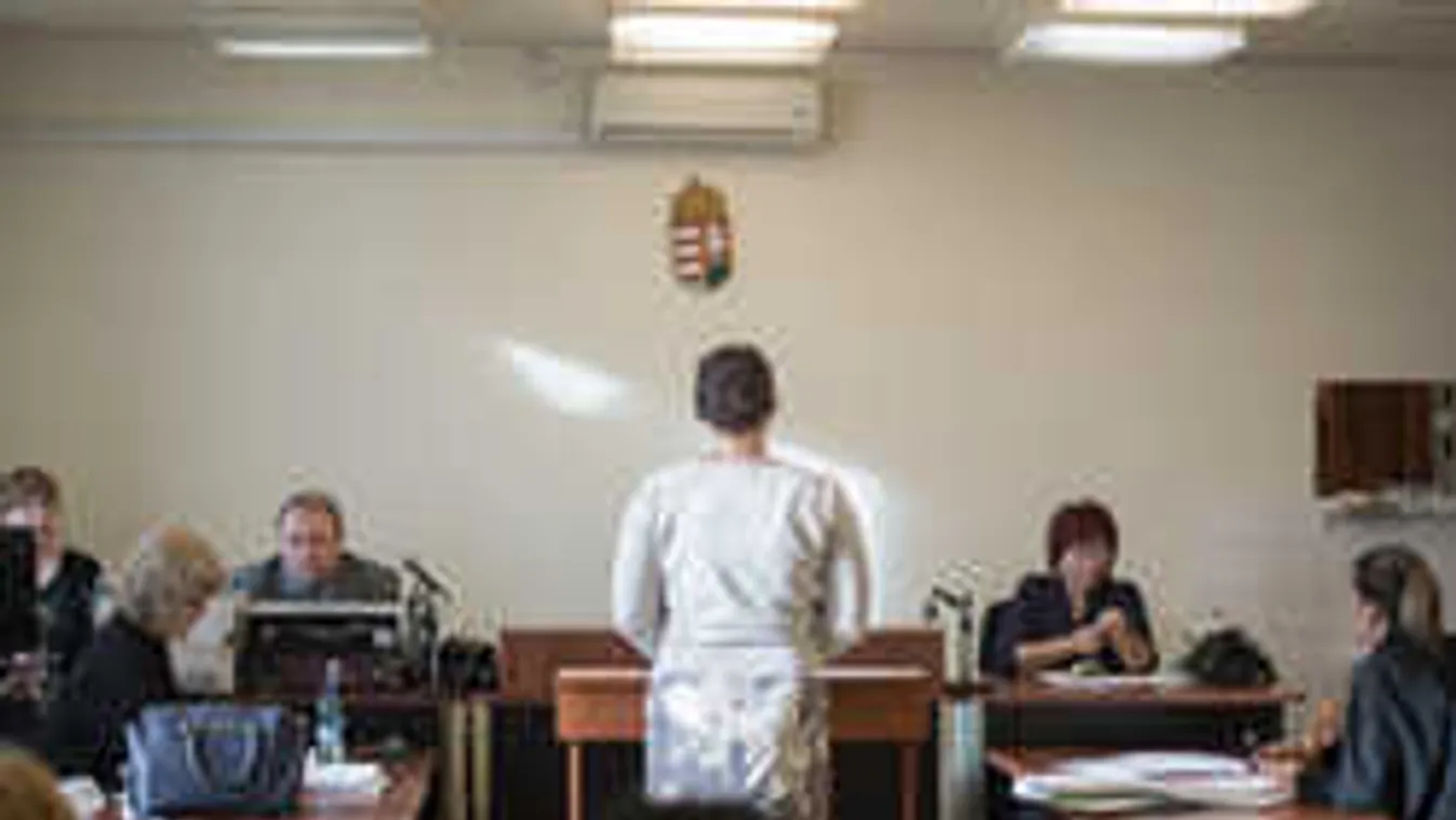 Csak fenéken billentette kisfiát, akinek leszakadt a lépe