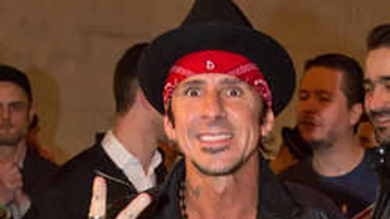 Nem ismersz rá a magyar rockerre, így áll a fűhöz!