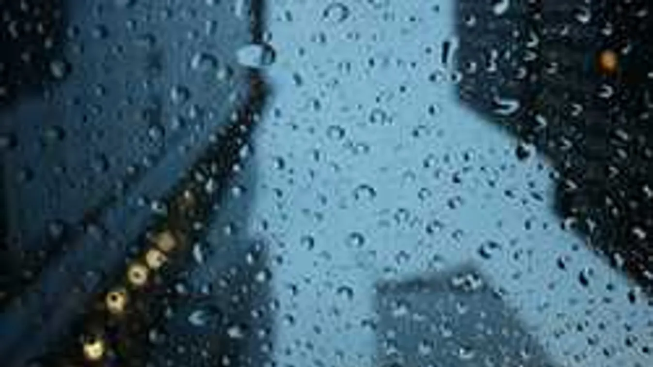 Házakat önt el a víz, több településen szivattyúzni kell