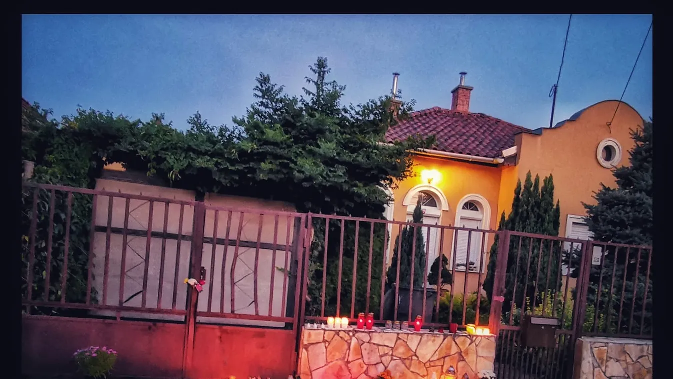 Szívszorító: Mécsesek lepték el a meggyilkolt család háza előtti járdát