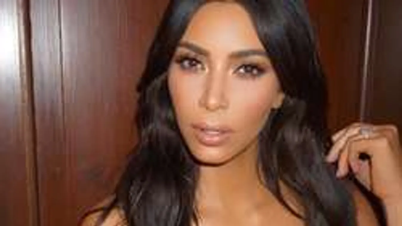 Nem és nem akarnak elférni Kim Kardashian gigamellei!