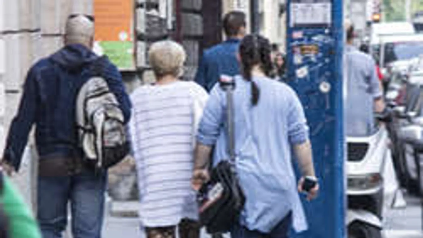 Két nő vitte haza Damu Rolandot a kocsmából!