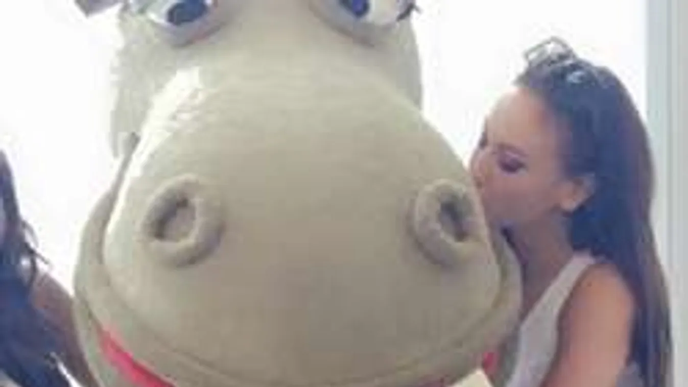 Így puszilja Vajna Timi kedvenc sárkányát