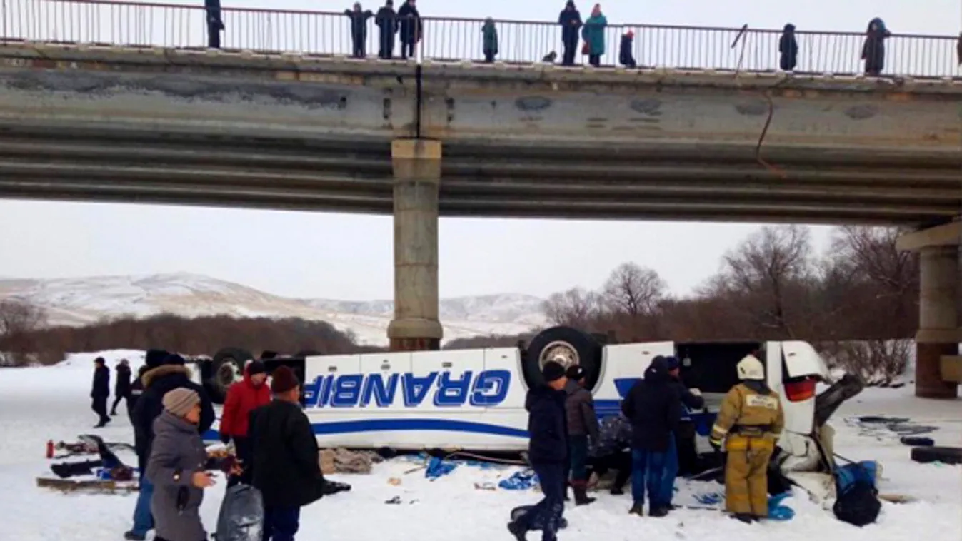 Tragikus buszbaleset Oroszországban, sokan meghaltak a jeges vízben – fotók