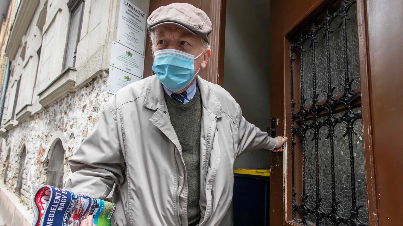 Ki kellett költözni a penészes, dohos lakásból az önkormányzat miatt