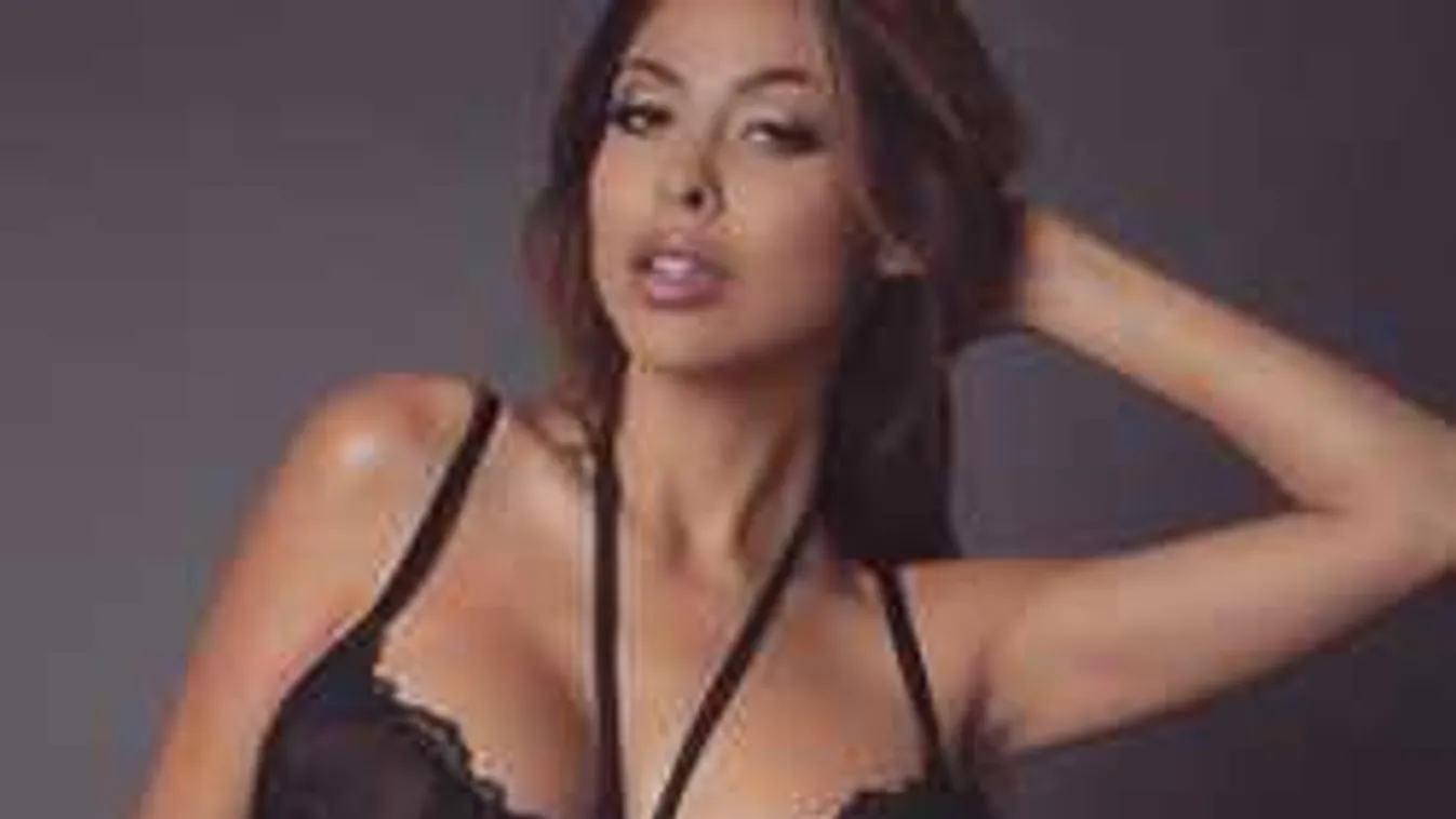 Se bugyi, se más: megmutatta bombasztikus melleit a fiatal színésznő