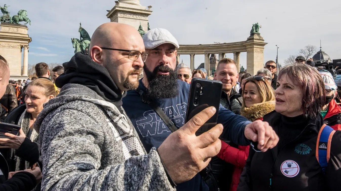 Hihetetlen, Gődény György celebként fotózkodik fanatista híveivel