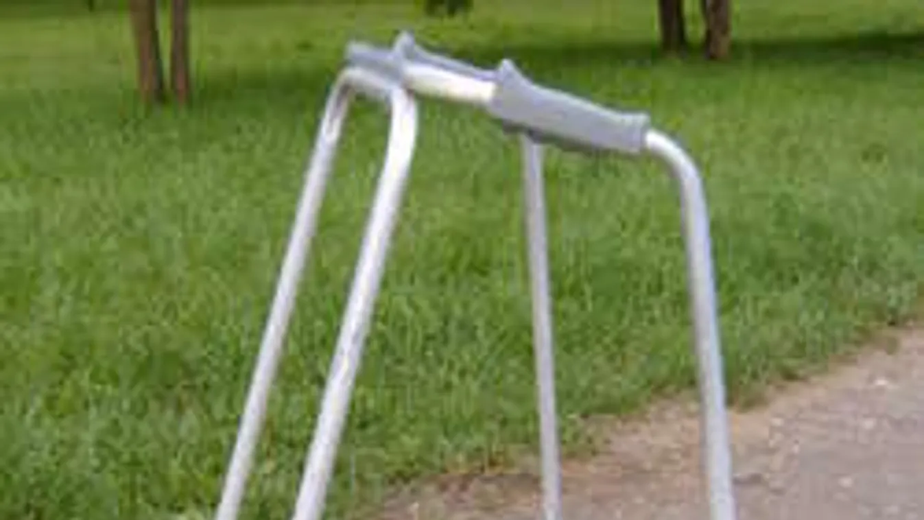 Járókeretes, idős nőre támadt az agresszív sofőr Győrben!